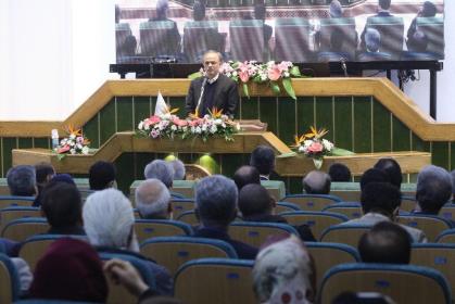 رزم حسینی: با مردم گفتگو نمی‌کنیم تا از شرایط جنگ اقتصادی کشورمان بدانند