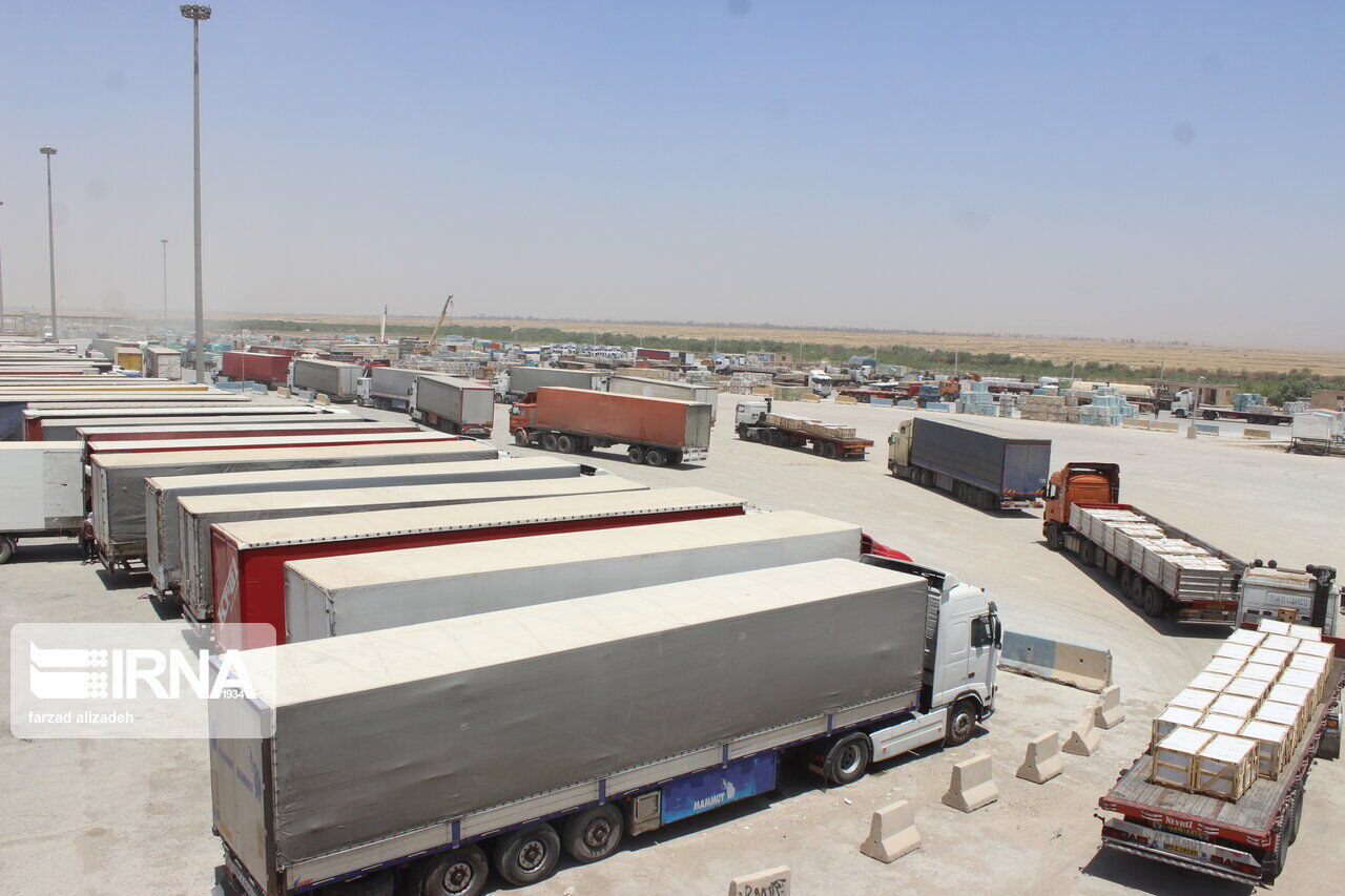 ترددهای تجاری در مرز دوغارون با افغانستان روزانه به ۵۰۰ کامیون رسید