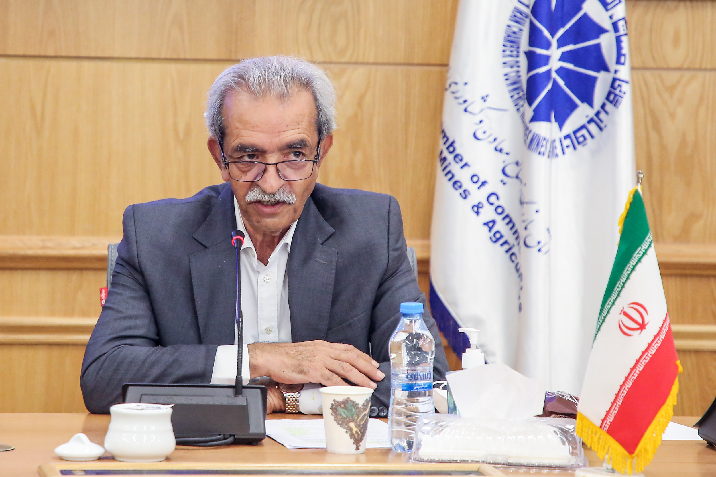 رئیس اتاق ایران ابراز نگرانی کرد: بخش تولید از لغو معافیت ورودی ماشین‌آلات، زیان جدی خواهد دید